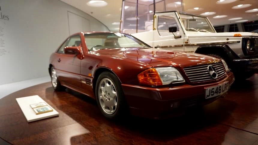 El Mercedes-Benz 500 SL 1991 de la Princesa Diana descansa en el Museo Mercedes-Benz en Stuttgart.