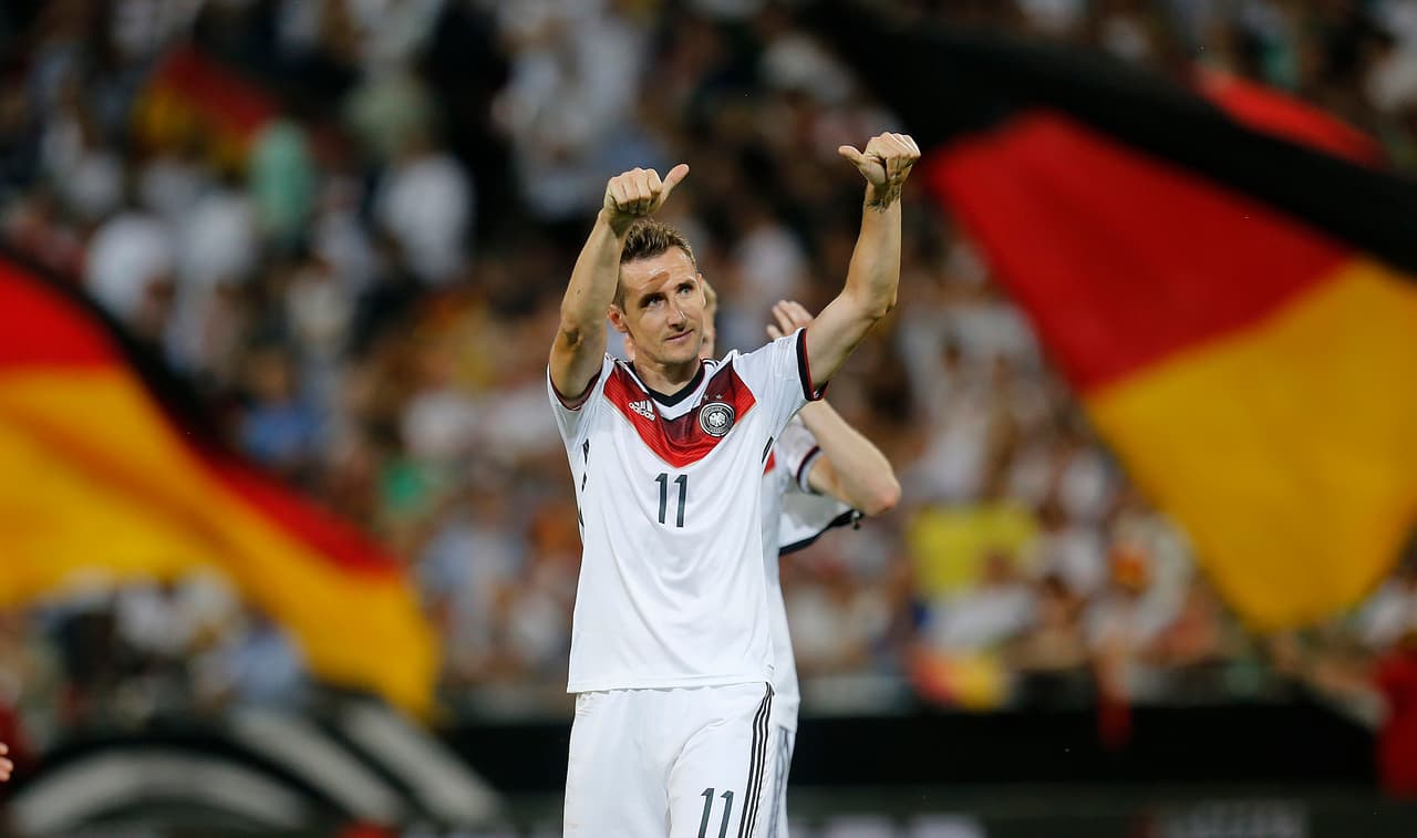 <b>El hombre de los Mundiales</b>
<br>- Un día como hoy, pero de 1978 nació quien se convertiría en el máximo anotador en la historia de las Copas del Mundo.
<br>- Ante la celebración del cumpleaños #42 de Klose, recordamos lo más destacado con la Selección de Alemania y a recapitulamos a grandes figuras en el mundo futbolístico que no le hacen ni cosquillas a su marca.