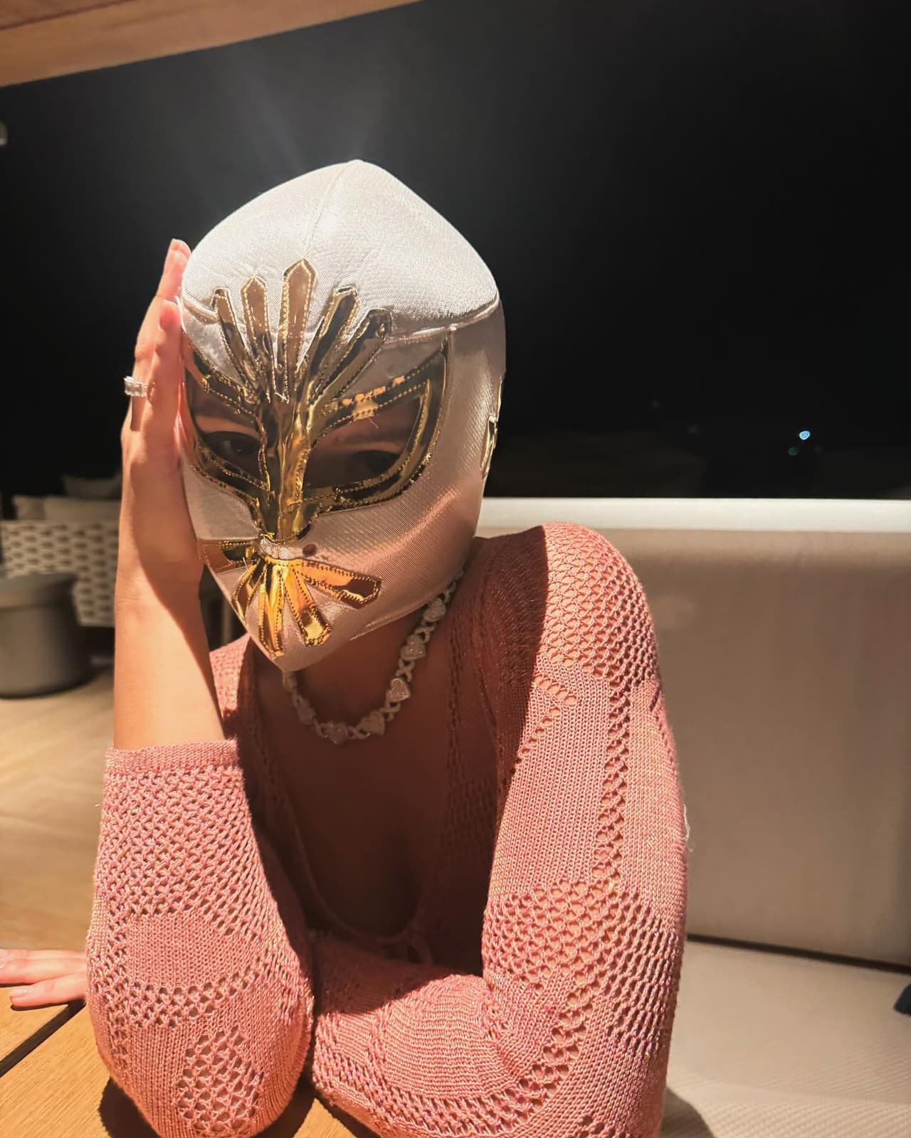 Nodal mostró cómo luce Ángela Aguilar usando una máscara de luchador.