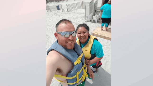 Madre hispana es asesinada al tratar de defender a sus hijos durante un asalto dentro de su casa.