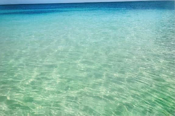 Donde el oleaje del mar es muy traquilo y el agua transparente.