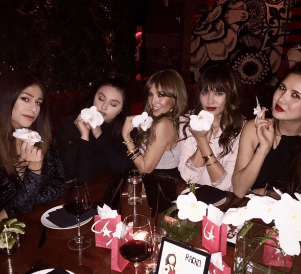 ¡Florecitas por aquí y por allá! Así posaron todas las involucradas en su nuevo proyecto.