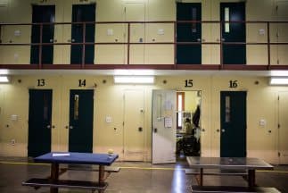 Las autoridades dieron a conocer la muerte de Challase Jennings la mañana de este lunes, luego de que el preso fuera encontrado muerto en su celda.