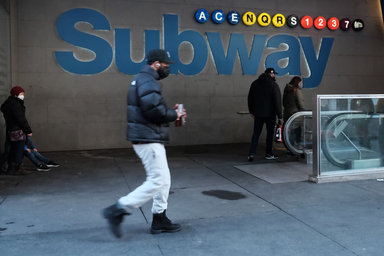 Días después del ataque, el alcalde de Nueva York, Eric Adams, admitió en una conferencia de prensa que ni él se siente seguro en el metro y trabajaría para bajar la tasa de delitos
