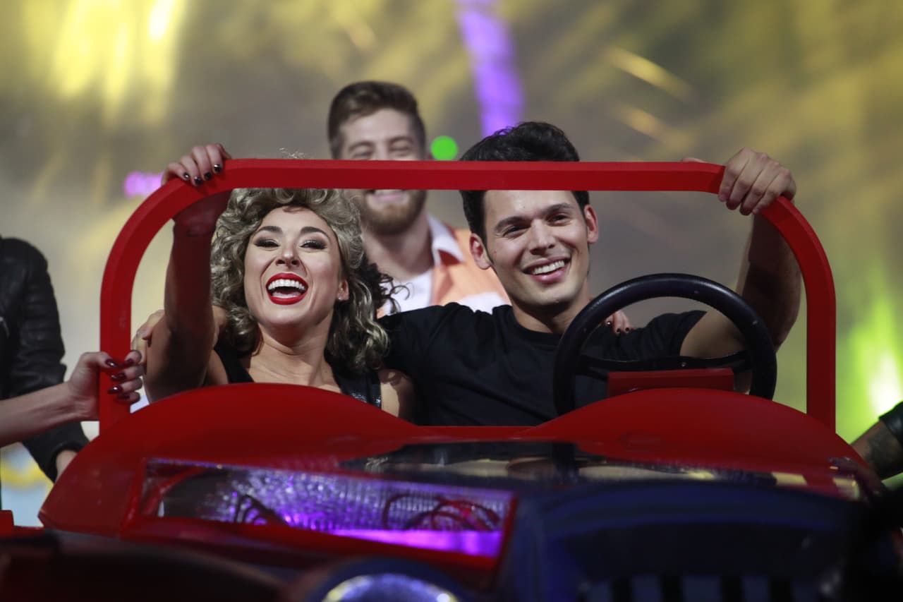 Aunque Emmanuel rockanroleó excepcionalmente, a la hora de los comentarios no le fue tan bien. Sobre todo con Lola Cortés quien le pidió que se rompiera la cara en el escenario. Dayanara le aplaudió el control de su cuerpo y Joaquín le recomendó relajar sus brazos.