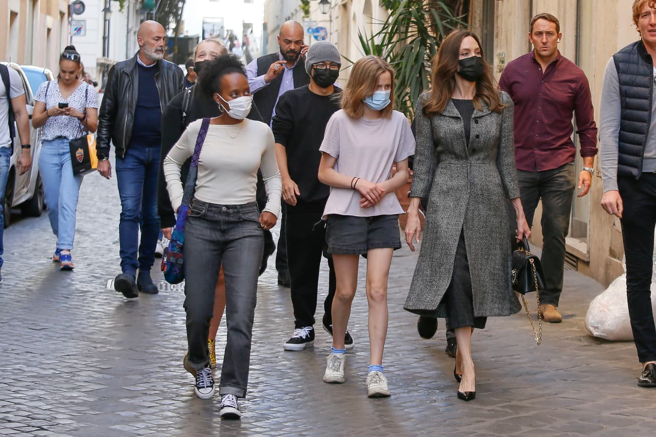 Al igual que su hermana Shiloh, Vivienne prefiere un estilo 'tomboy' y deportivo para su vida diaria; como lo mostró con este 'outfit' para sus vacaciones en Roma (después de haber asistido a la premiere local de 'Eternals').