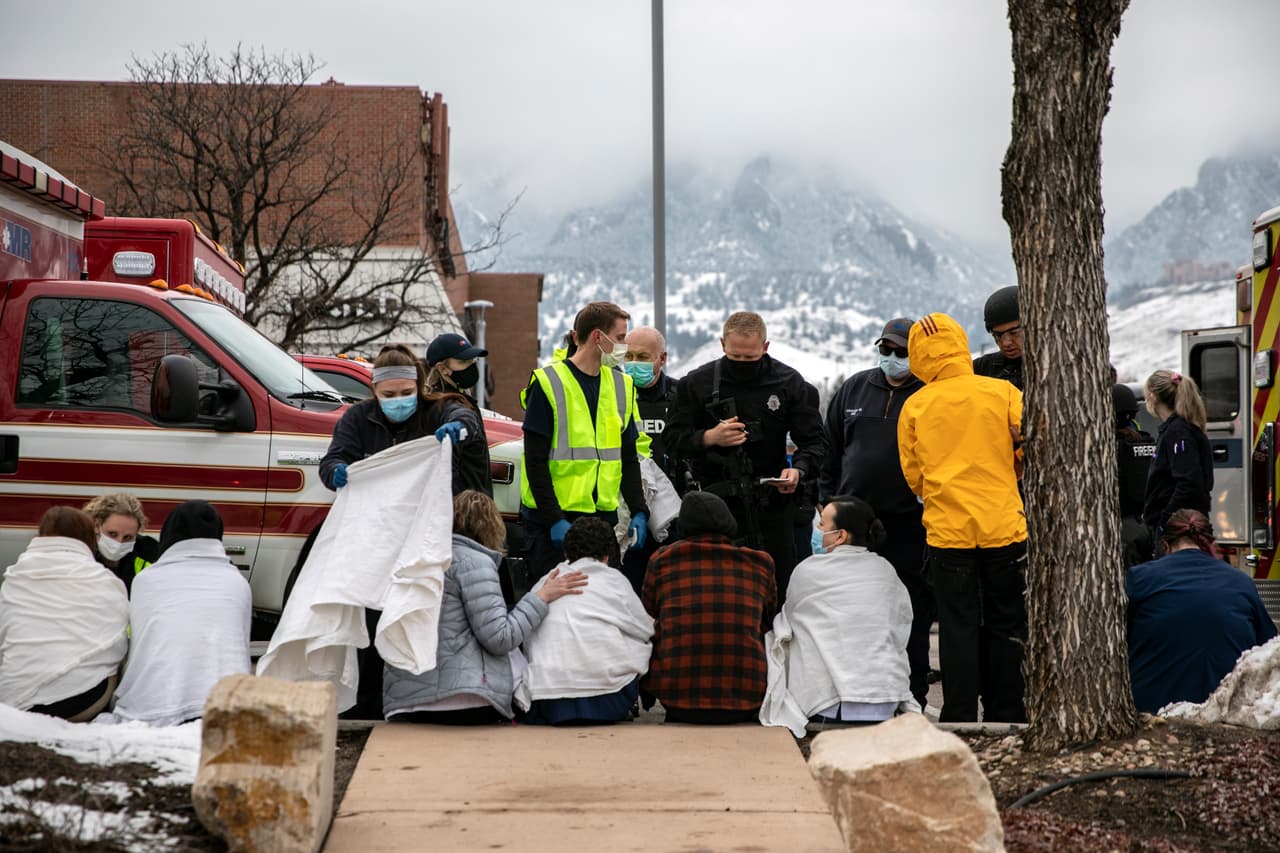 Trabajadores de servicios médicos y clientes que estaban en el centro comercial son atendidos tras ser evacuados del supermercado King Soopers en Boulder, Colorado. Un 9.8% de la población de la ciudad es de origen latino, de acuerdo con estimaciones de la Oficina del Censo de Estados Unidos, citadas por 
<a href="https://datausa.io/profile/geo/boulder-co/#demographics" target="_blank">datausa.io</a>. 
<br>