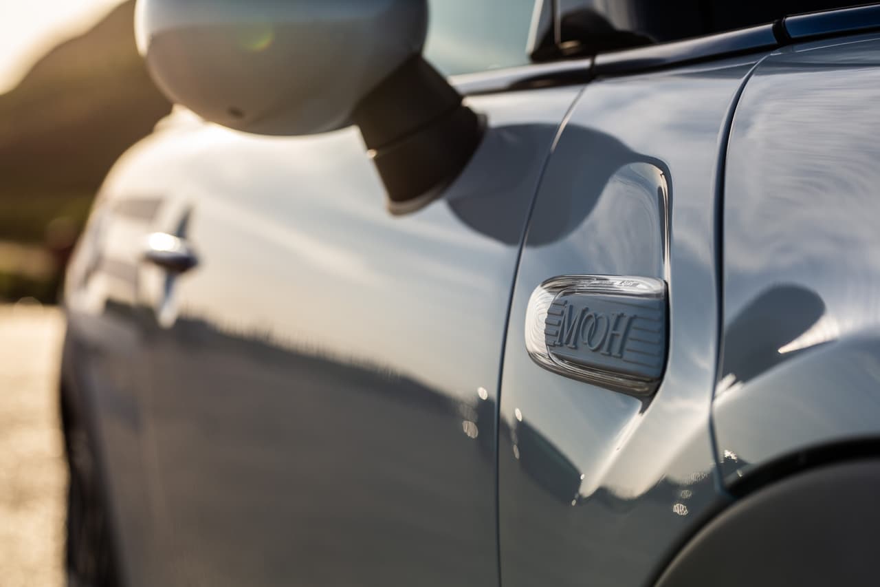 De lado del copiloto el detalle son las mismas iniciales, pero con unos anillos al centro.