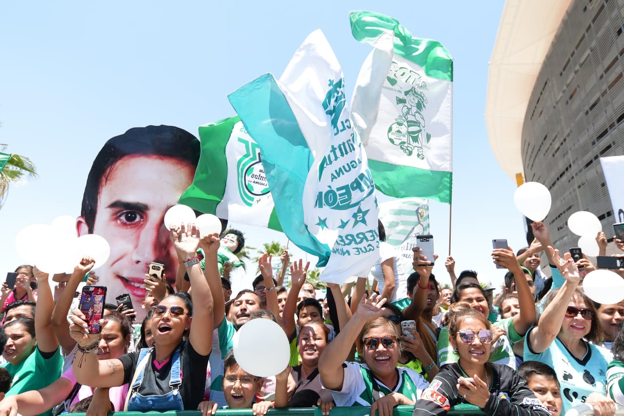 Con banderas y hasta rostros de sus ídolos, los fanáticos mostraron su piel en esos colores.