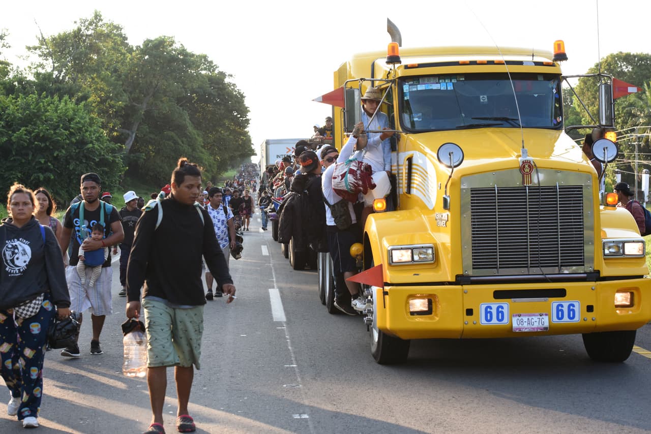 Los enfrentamientos se produjeron cerca de donde un
<a href="https://www.univision.com/noticias/inmigracion/caravana-de-migrantes-que-salio-de-tapachula-teme-represion-en-cualquier-momento">migrante cubano fue muerto a tiros por la Guardia Nacional</a>, mientras que otros cuatro resultaron heridos por agentes de la Guardia Nacional a primera hora del domingo (31 de octubre) en una zona donde una caravana de migrantes se dirigía hacia la frontera con Estados Unidos.