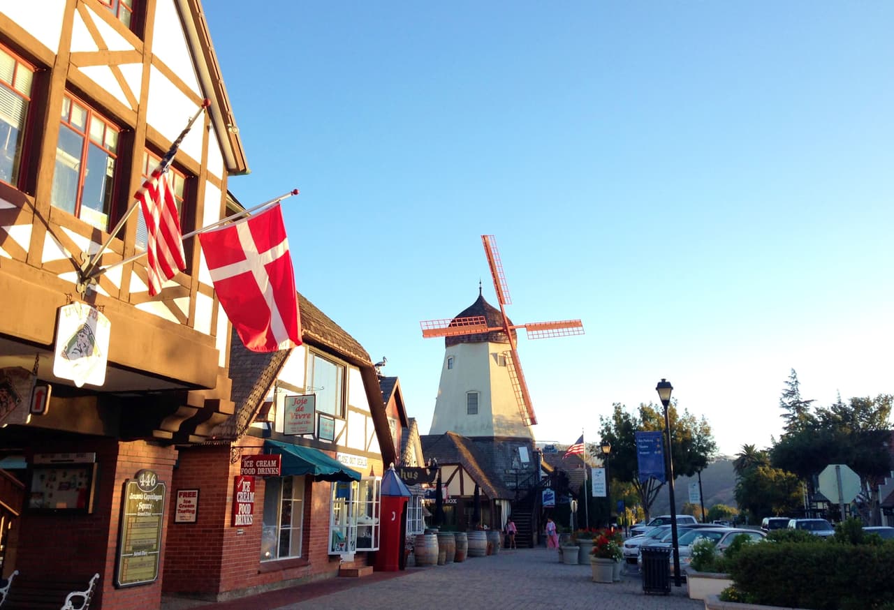<b>Solvang</b>: 1 hora manejando
<br>Esta ciudad fue fundada en 1911 por maestros daneses que huían de los fríos inviernos del medio oeste. Lo que hace especial a esta ciudad es que te da una probada del viejo continente pero sin tener que viajar muy lejos.