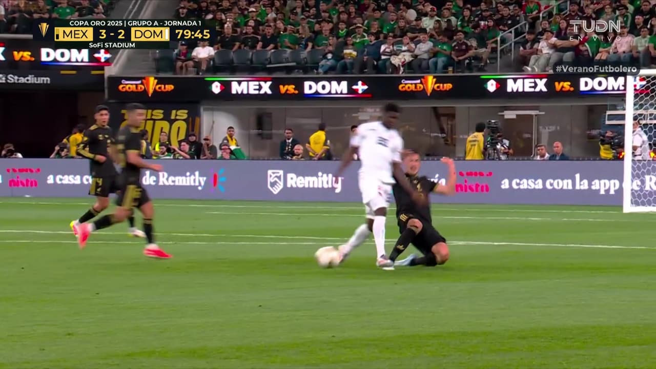 ¡Pisotón de cárcel! Dan planchazo a César Montes y sale de cambio