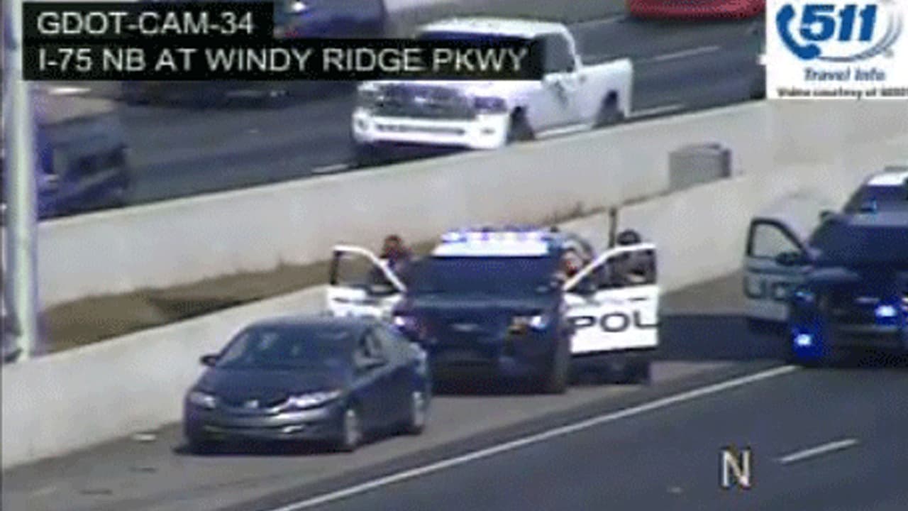 Las autoridades identificaron a un sospechoso cuyo aspecto y auto que conducía se asemejaban a las del ladrón que asaltó la tienda.