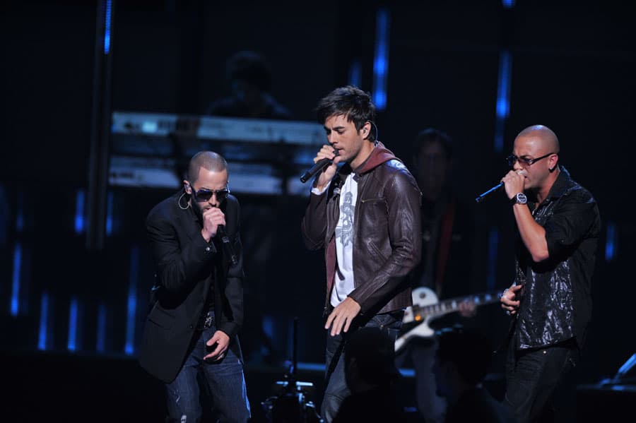 Enrique Iglesias subió al escenario para cantar, a la par de Wisin y Yandel, 'Lloro por ti'. Esta canción fue un remix en colaboración con los reggaetoneros, la cual fue lanzada en 2008 y grabado en Los Angeles.