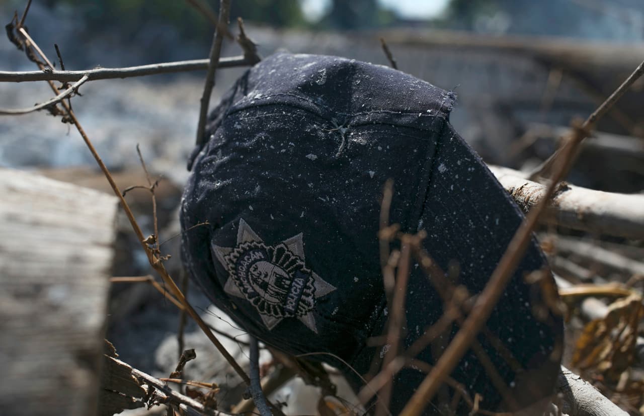 A través de sus redes sociales, el gobernador de Michoacán, Silvano Aureoles, expresó su pésame a los familiares de los policías muertos y aseguró que el crimen no quedará impune. 
<br>