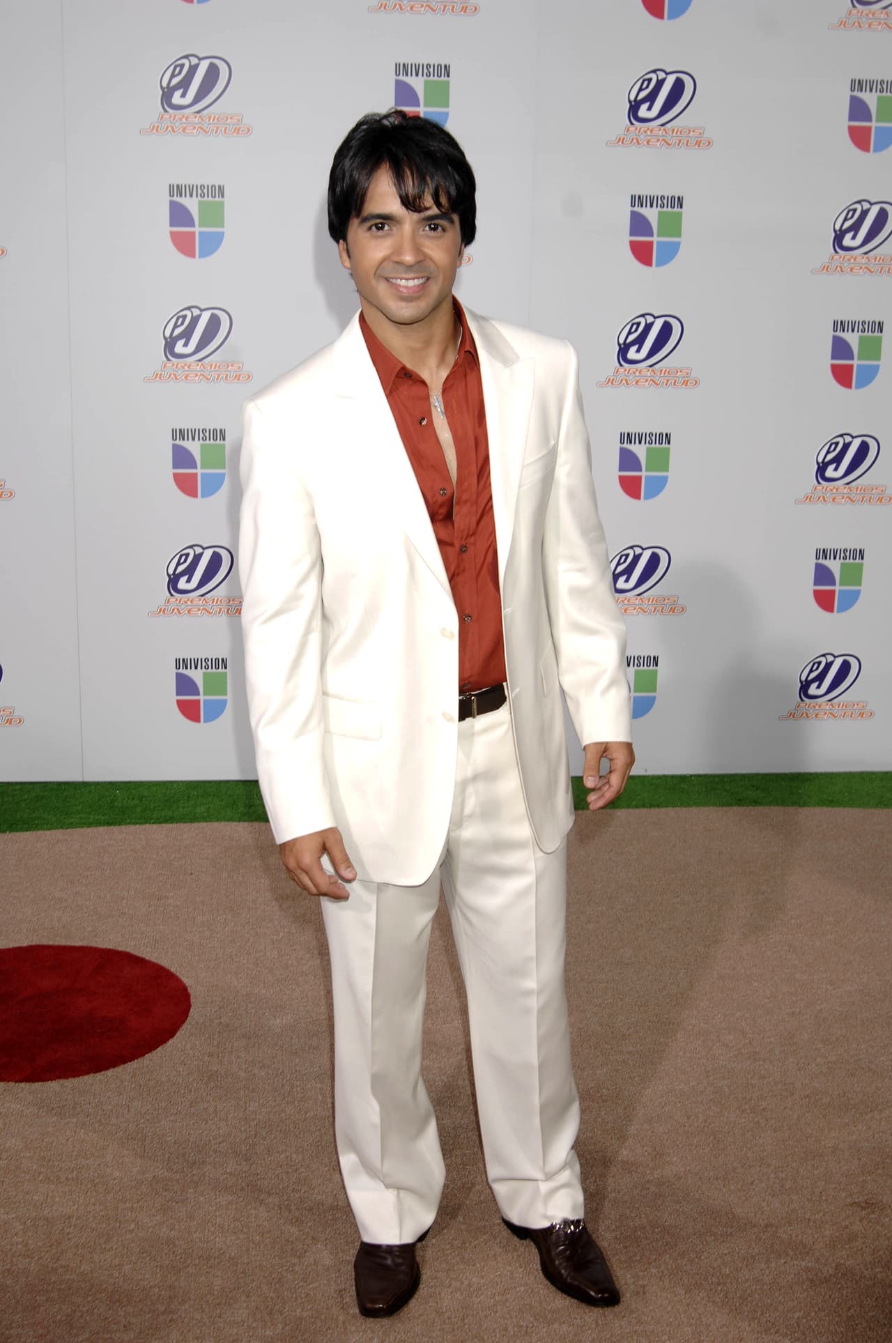La imagen de Luis Fonsi también ha cambiado radicalmente a su paso por Premios Juventud. En 2008 su look era muy formal.