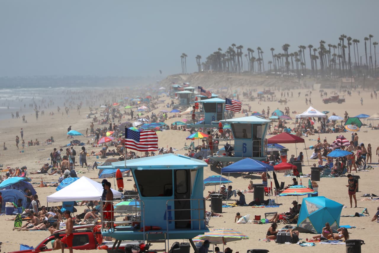 <b>California.</b> Aunque este estado fue uno de los primeros en adoptar medidas de protección y uno de los últimos en relajarlas, en los últimos días ha registrado el mayor número de hospitalizaciones desde el comienzo del brote de covid-19. Según el 
<a href="https://www.cdph.ca.gov/Programs/CID/DCDC/Pages/Immunization/ncov2019.aspx"><u>departamento de salud del estado</u></a> más de 270,000 han sido diagnosticadas, el segundo más alto del país.
<br>
<br>En la imagen, la playa de Huntington Beach, al sur de Los Ángeles, repleta de visitantes el pasado 3 de julio.