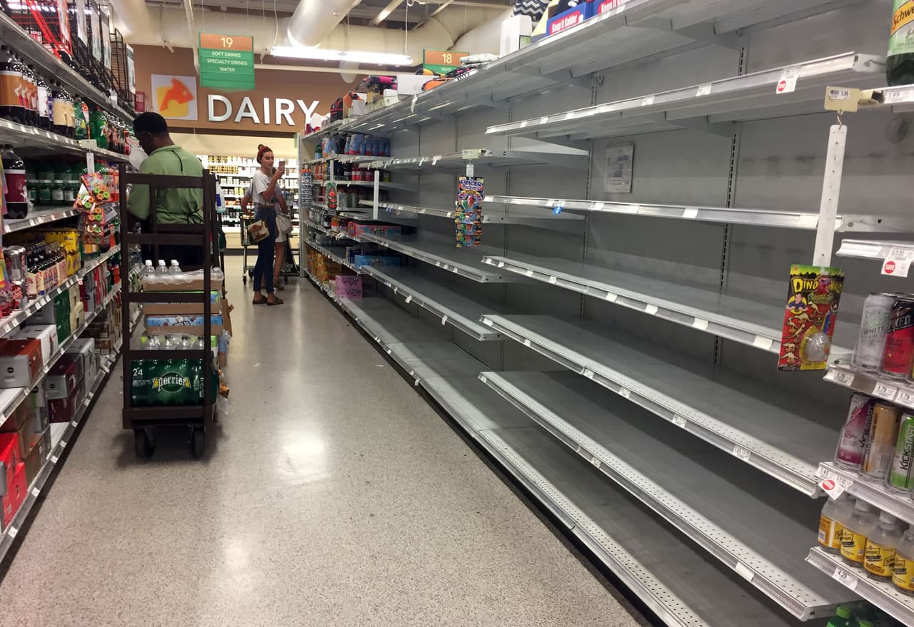 Un supermercado se queda sin productos en Miami Beach. El alcalde local pidió a los residentes que abandonaran la ciudad.