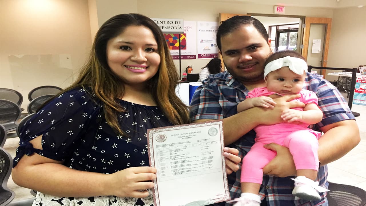 Los padres de Roxana enseñan el certificado que acredita a Roxana como mexicana.