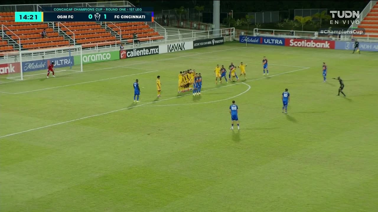 ¡Terrible ejecución de Evander! El norteamericano desaprovecha un tiro libre en gran zona