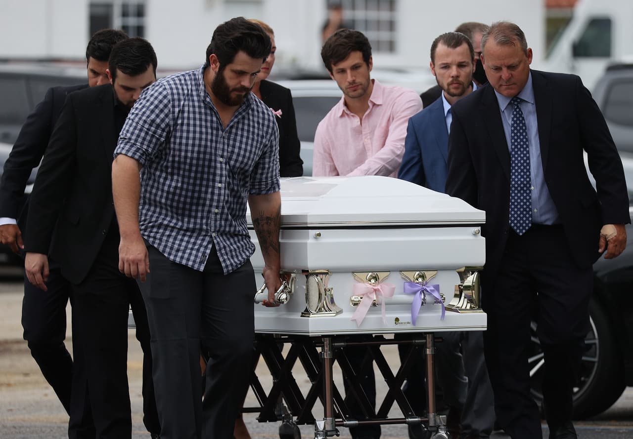 En medio del luto y el dolor comienzan a realizarse los funerales de las víctimas del derrumbe de Surfside