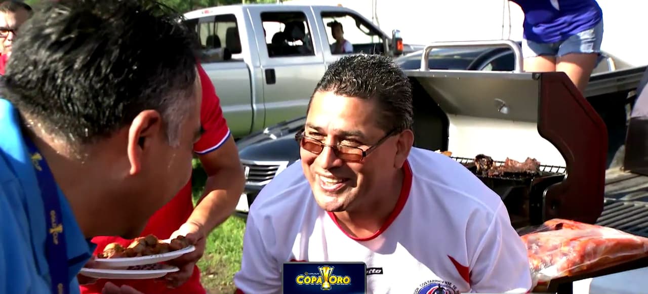 Los ticos, cómo no, armaron el tradicional 'tailgate party' en el estacionamiento del estadio y compartieron su menú del día.