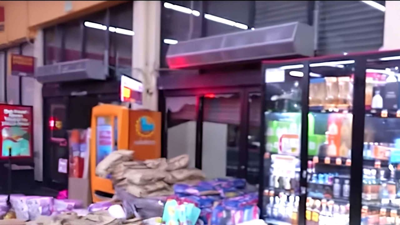 Toma callejera termina en saqueo masivo a un supermercado Superior Grocers en el sur de Los Ángeles