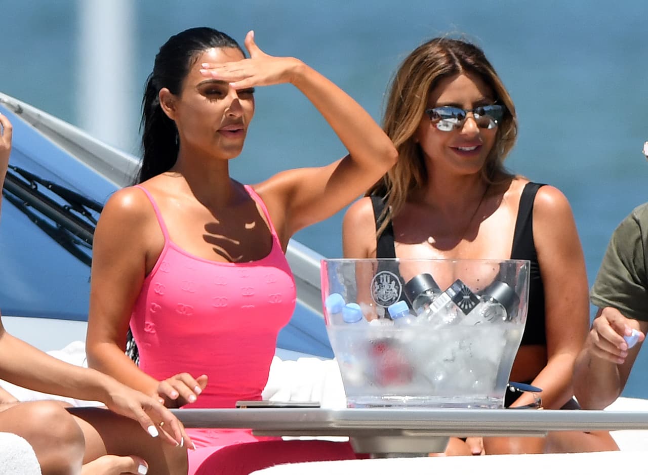 La estrella de televisión se mostró despreocupada a pesar de percatarse de la presencia de los paparzzi.