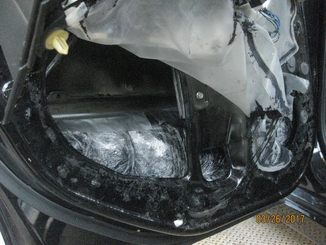 Drogas ocultas dentro de una puerta de un automóvil decomisado en California. Oficiales de CPB interceptaron 402 libras de metanfetaminas, 344 libras de marihuana, 55 libras de cocaína y 7 libras de heroína este pasado fin de semana en los puntos de entrada a lo largo de la frontera entre California y México.