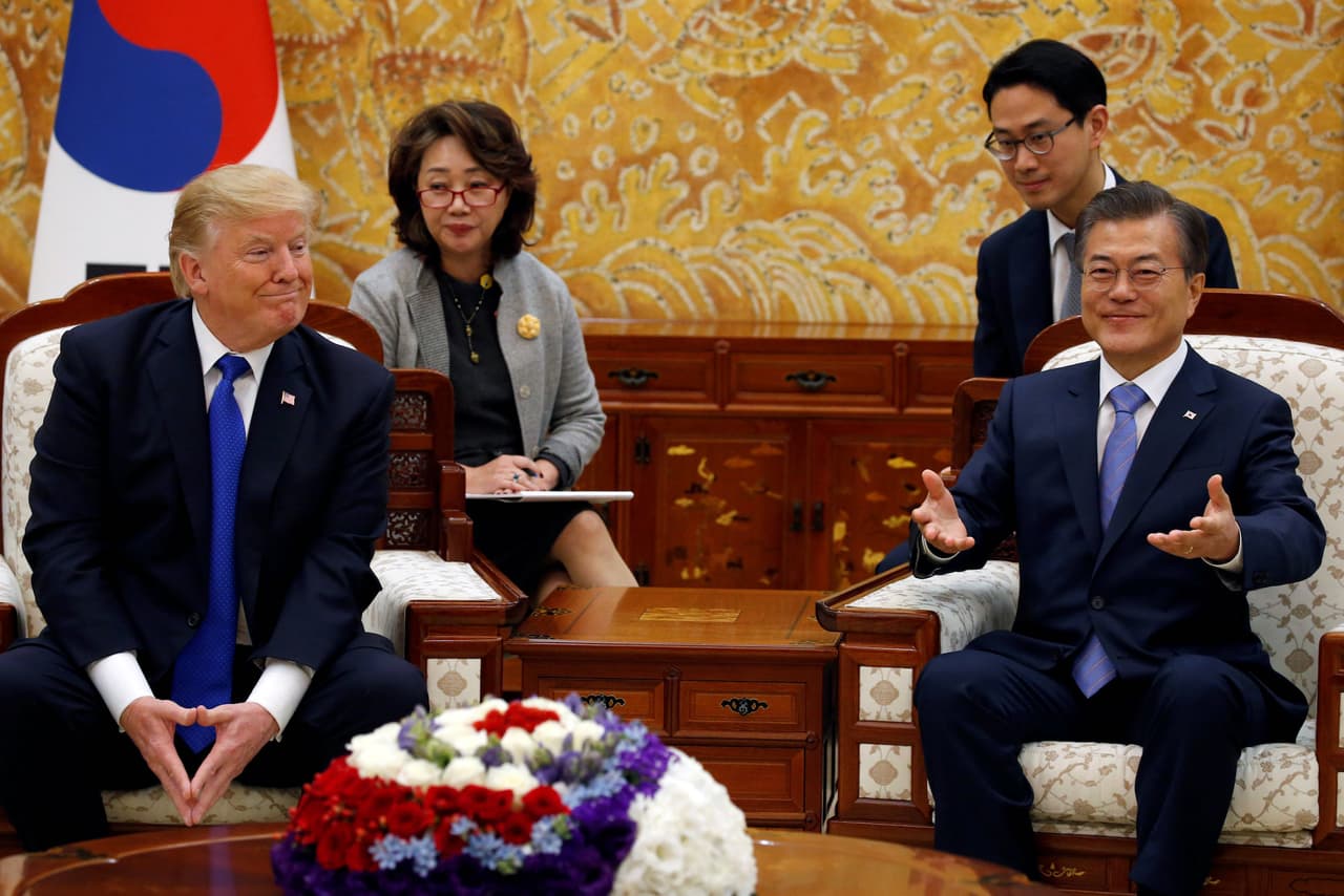 El presidente Donald Trump reunido con su homólogo surcoreano Moon Jae-in en Seúl.