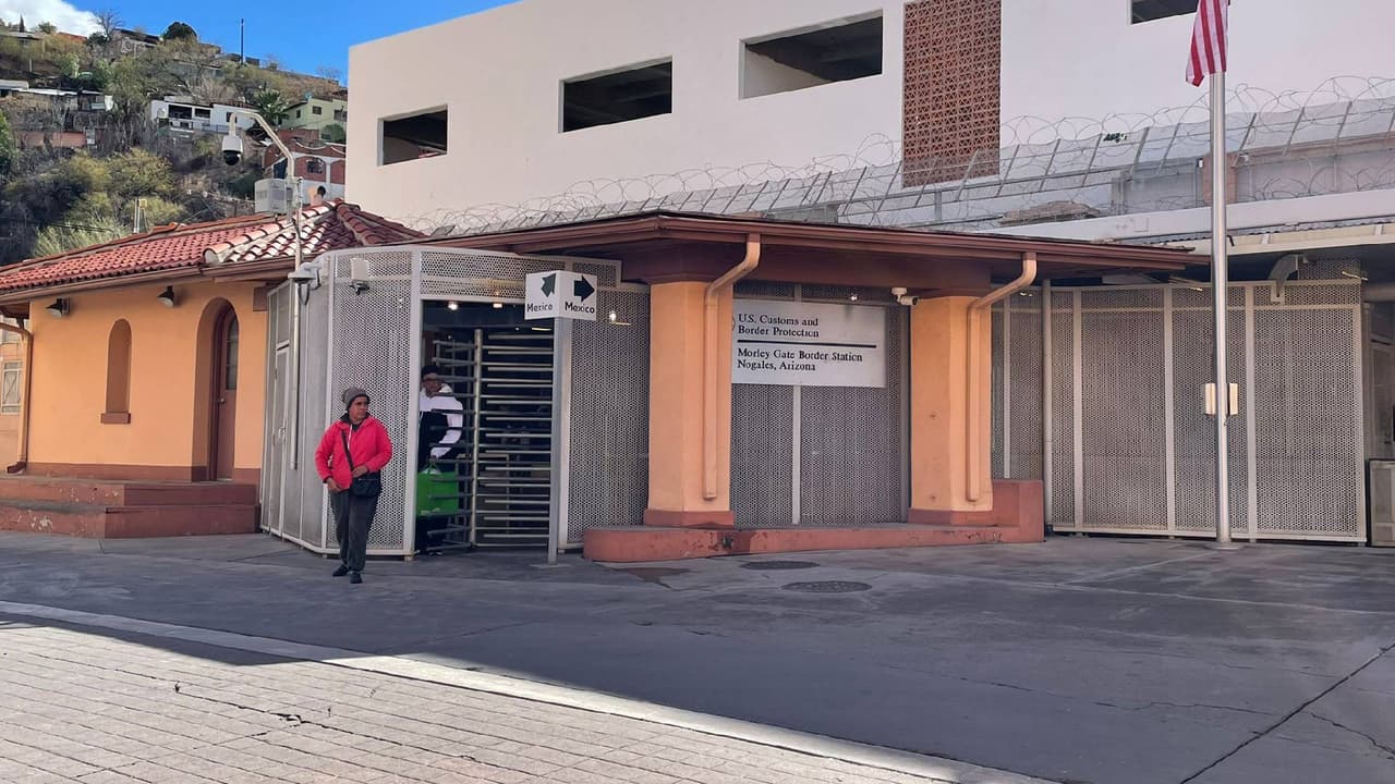 Este cierre provocó importantes afectaciones económicas entre los comerciantes de la zona, los cuales en su mayoría dependen de los clientes que cruzan por este puerto fronterizo de Nogales.
