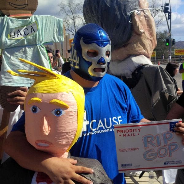 Activistas se dieron cita en las afueras de la biblioteca Ronald Reagan para protestar contra Donald Trump.