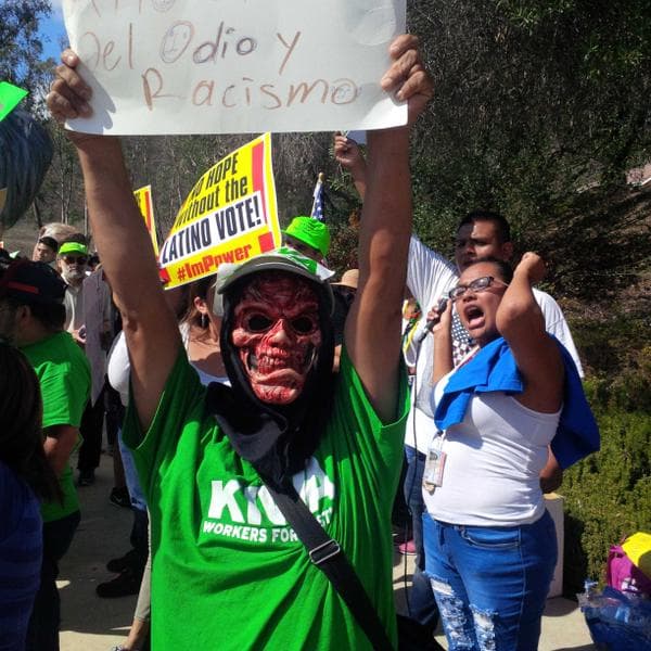 Activistas se dieron cita en las afueras de la biblioteca Ronald Reagan para protestar contra Donald Trump.