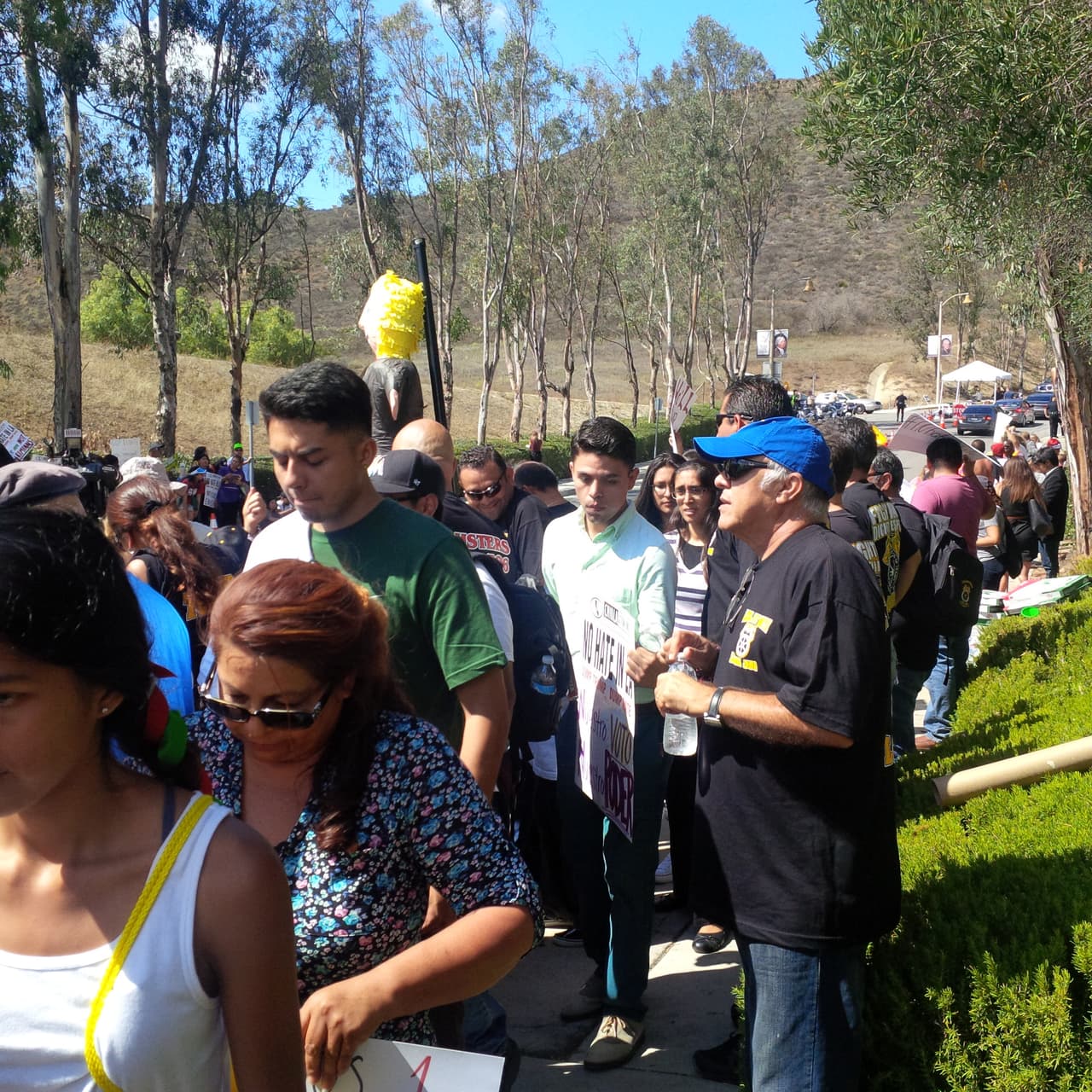 Activistas se dieron cita en las afueras de la biblioteca Ronald Reagan para protestar contra Donald Trump.