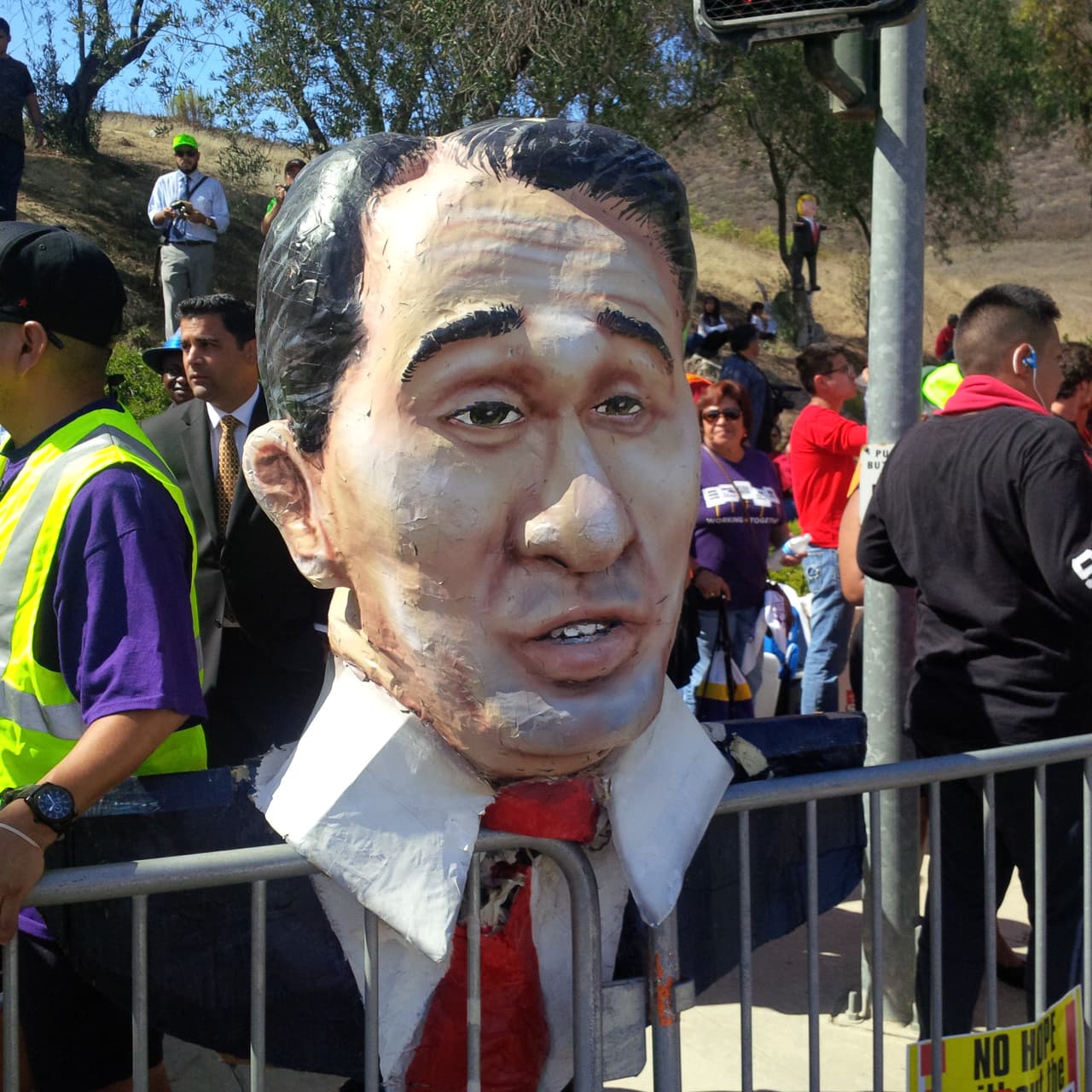 Activistas se dieron cita en las afueras de la biblioteca Ronald Reagan para protestar contra Donald Trump.