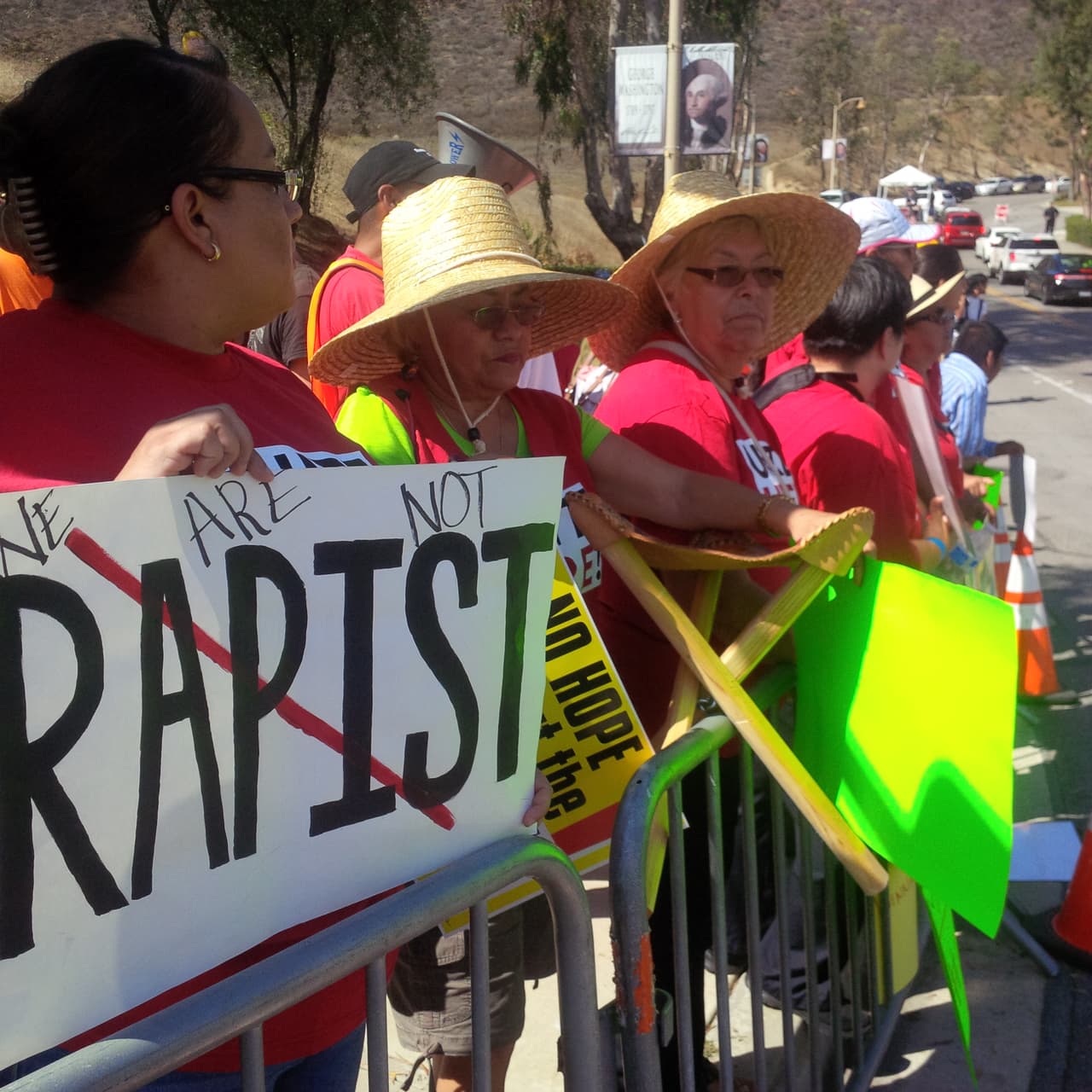 Activistas se dieron cita en las afueras de la biblioteca Ronald Reagan para protestar contra Donald Trump.