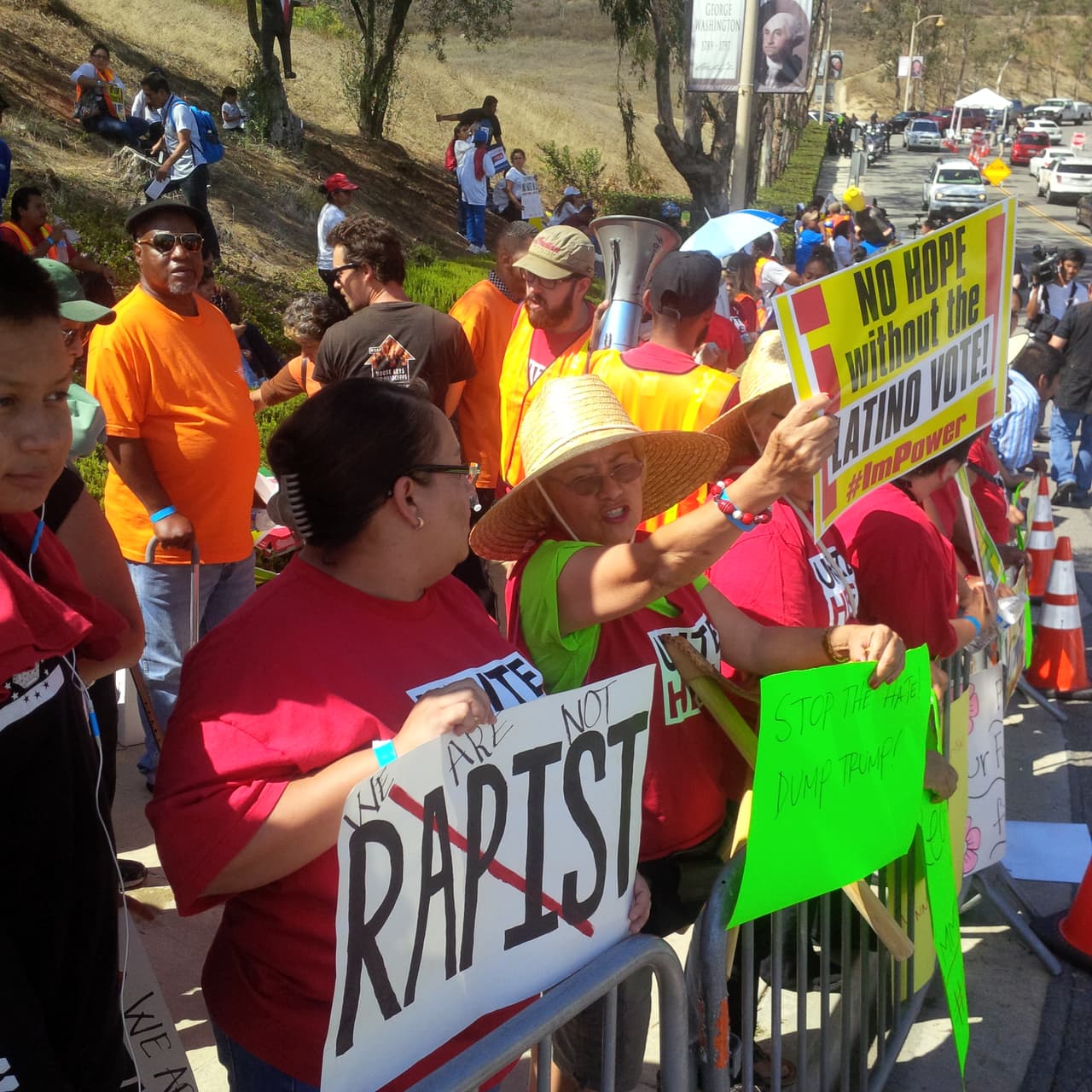 Activistas se dieron cita en las afueras de la biblioteca Ronald Reagan para protestar contra Donald Trump.