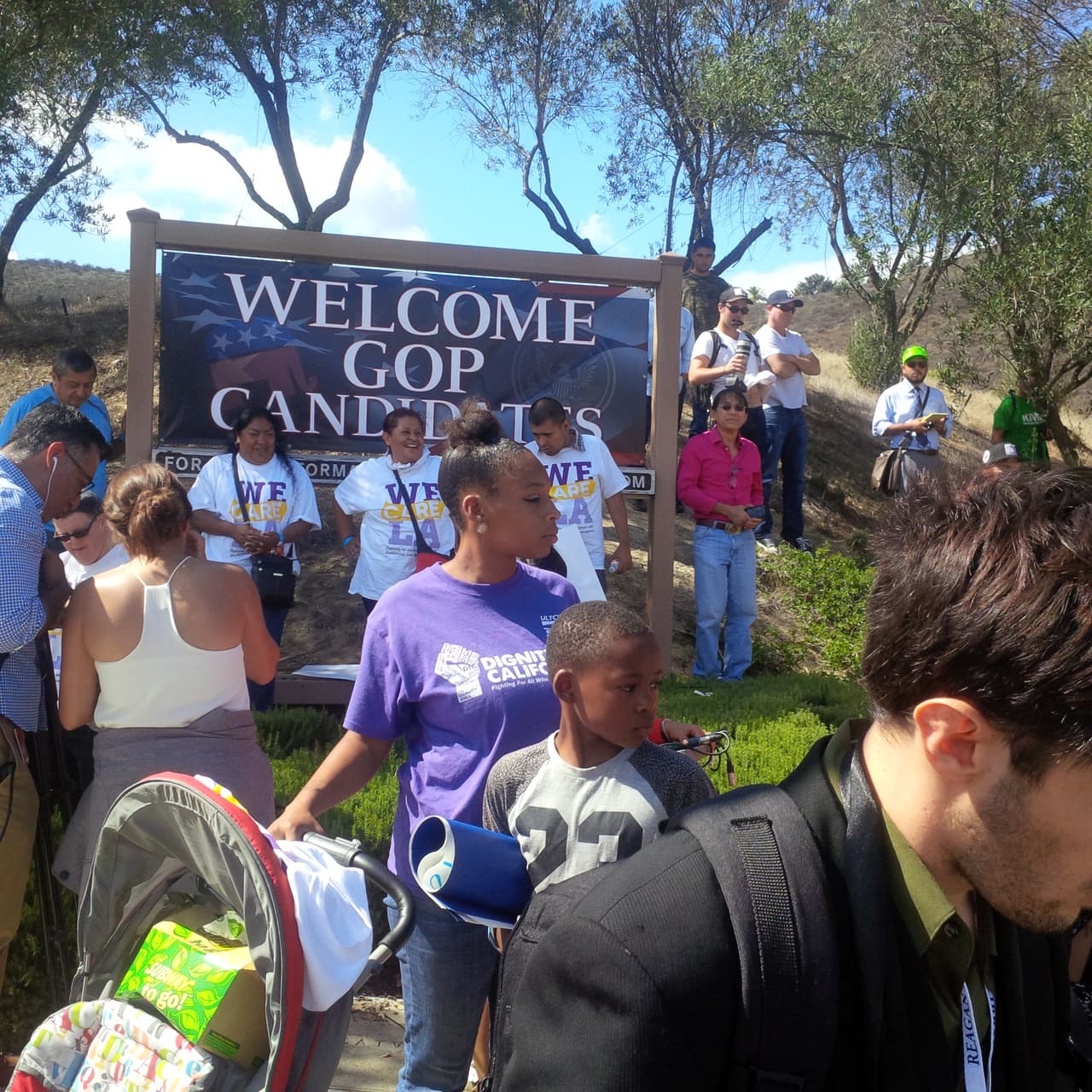Activistas se dieron cita en las afueras de la biblioteca Ronald Reagan para protestar contra Donald Trump.