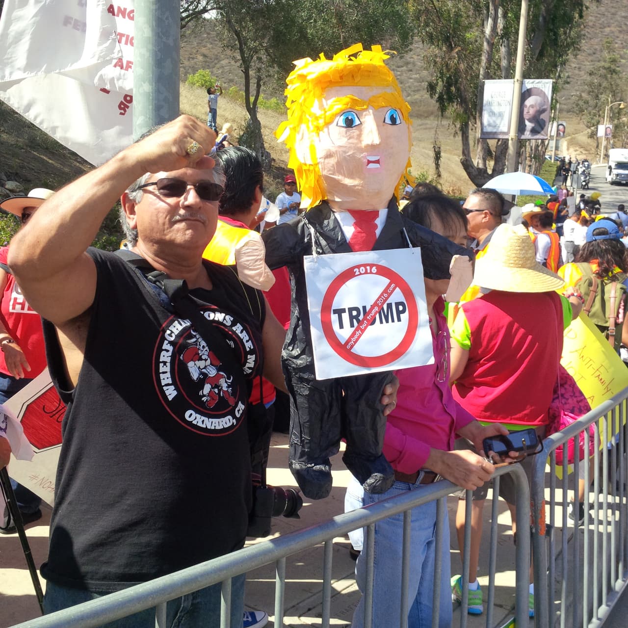 Activistas se dieron cita en las afueras de la biblioteca Ronald Reagan para protestar contra Donald Trump.