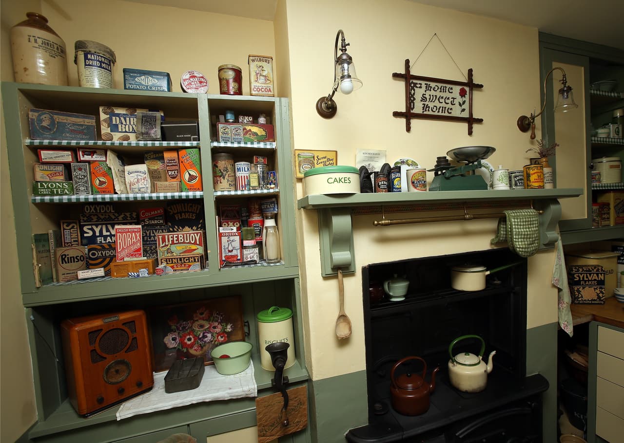 La decoración luce muy vintage, ¿no? ¡Pero es por la época que recrea!