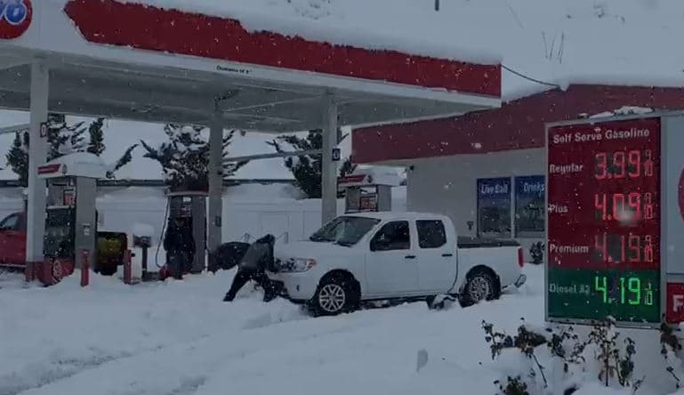 Cargar combustible es necesario y más aún bajo condiciones de tormenta.