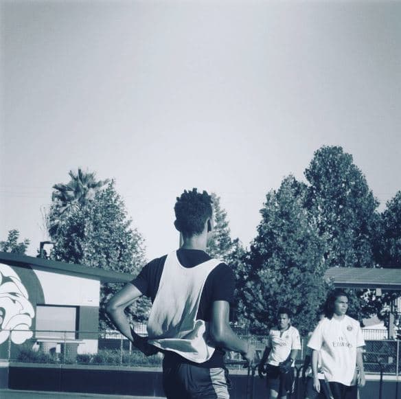 Su padre es quien lo ha inspirado en la música, pero también quien lo guió para jugar fútbol.