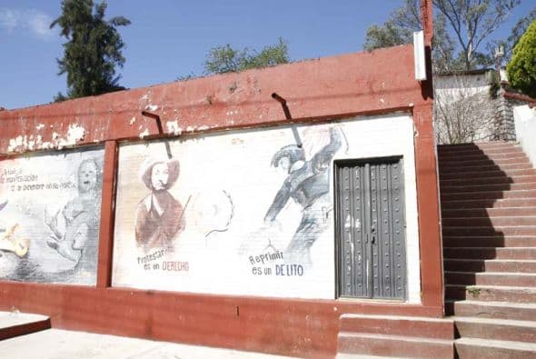 "Protestar es un derecho, reprimir es un delito", dice este mural de la escuela de Ayotzinapa.