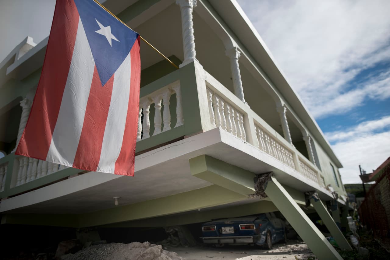 La bandera de Puerto Rico en una de las estructuras colapsadas. Uno de los sismos más fuertes y devastadores en la isla se registró en octubre de 1918, un terremoto de magnitud 7,3 que impactó cerca de la costa noroeste de la isla, originó un tsunami y provocó la muerte de 116 personas.