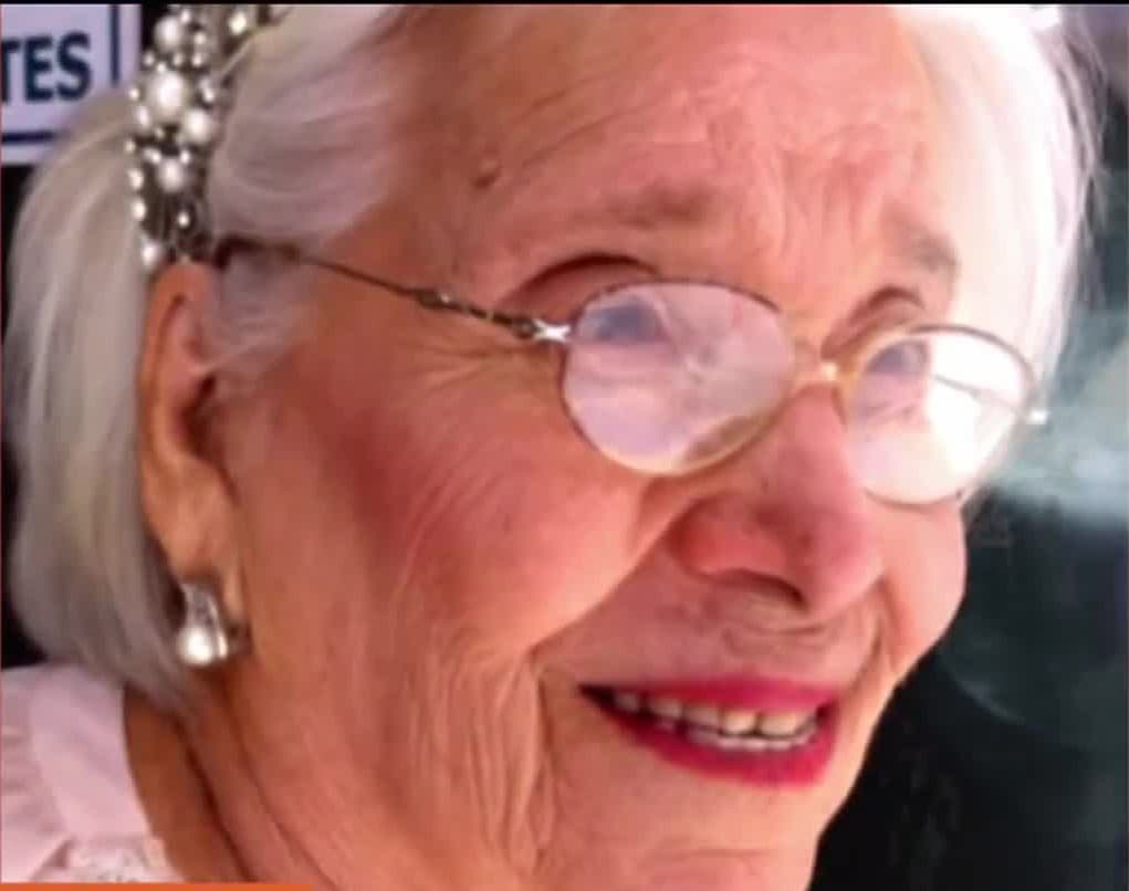 Su abuela, Andrea Arias de Rubio, vivió casi cien años. Su personalidad amorosa y carismática son algunas de las cualidades con las que la presentadora mexicana y toda su familia la recuerdan. “Gracias por enseñarme a apreciar la belleza en todas partes. Por enseñarme a ser agradecida. Por tu alegría y comicidad Andreita. Gracias por todo el amor que nos diste. Damos gracias a Dios por haberte disfrutado por casi un siglo. Gracias por transmitirnos tu paz”, mencionó Karla en Instagram.