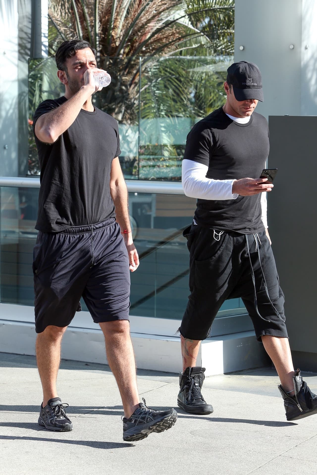 Tal vez a Jwan Yosef le pasa lo mismo que a muchos otros, que prefieren no usar prendas a la hora de ejercitarse.