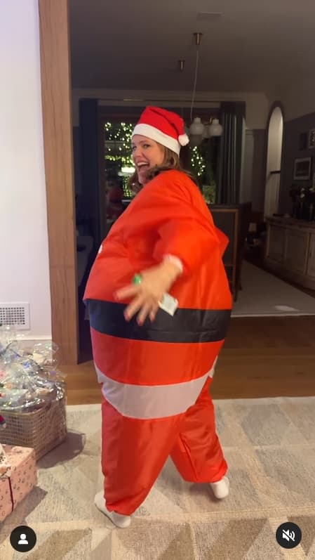 Ella incluso bailó al lado de un árbol de Navidad mientras consumía algunos productos de su marca de alimentos ‘Once upon a farm’.
<br>