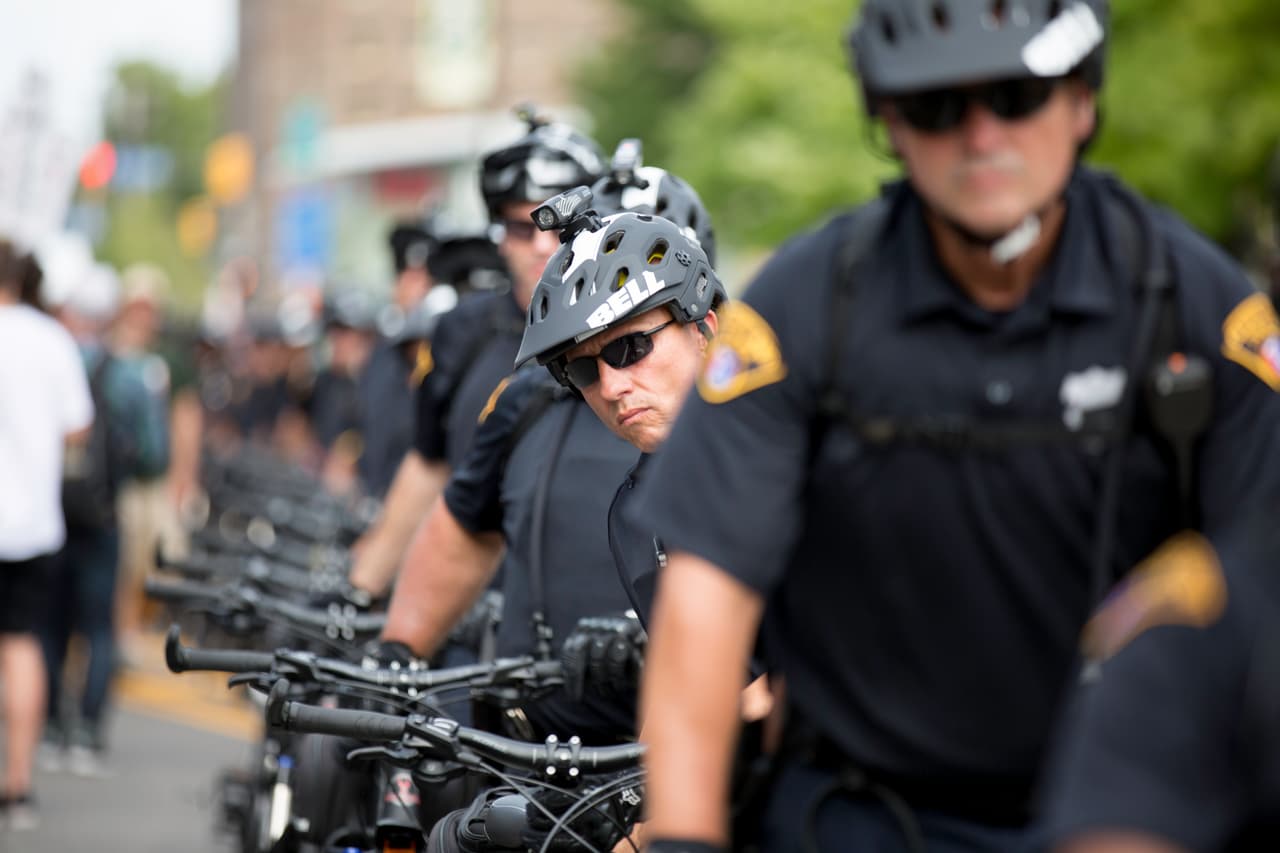 DOMINGO 17 DE JULIO. 6:30 PM. Los policías ciclistas se mueven rápido. El centro de Cleveland no tiene grandes subidas o bajadas y los oficiales, algunos listos con equipos antimotines y cámaras en sus cascos, parecen adelantarse a cualquier acontecimiento.