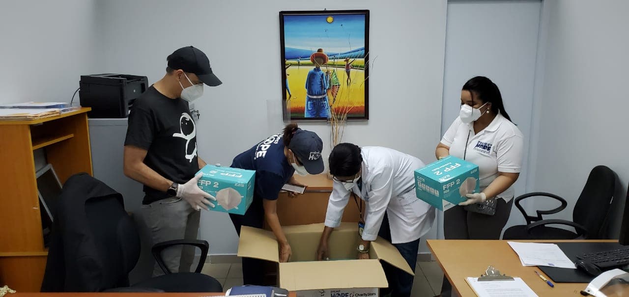 A la par con esta labor social y humanitaria, la Fundación Ricky Martin capacita a sus empleados y voluntarios a través de programas de la Universidad de Brown y Project Hope sobre cómo orientar a la ciudadanía en la adecuada prevención y protección para así continuar ofreciendo los servicios comunitarios dentro de la circunstancia de la pandemia.
<br>