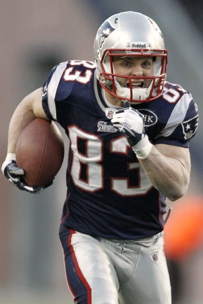 Por su parte, el receptor abierto Wes Welker se encuentra jugando su último año de contrato con un salario base de $2.15 millones para la temporada, según ESPN y Spotrac. Rob Gronkowski (ala cerrada) firmó en 2010 un contrato por cuatro años de $4.4 millones.